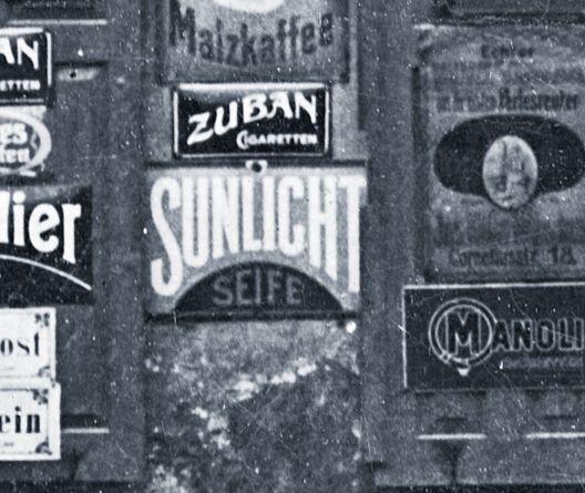 Sunlicht Seife: 1899 eröffnet der Brite William Hesketh Lever (Gründer von Unilever, heute weltweit zweitgrößter Konsumgüterproduzent) in Mannheim-Rheinau die Sunlicht-Seifenfabrik AG. Die deutschen Seifenhersteller sind nicht begeistert, bezeichnen das Produkt als "Schwindelseife", gründen den "Schutzverein der Deutschen Seifenindustrie" und bringen die "Deutsche Einheitsseife" auf den Markt. Alle Maßnahmen können den Sunlicht-Siegeszug nicht verhindern. Die Marke gibt es bis heute, in Deutschland ist sie inzwischen von "Dove" abgelöst worden, wird aber nach wie vor im gleichen Mannheimer Werk produziert.