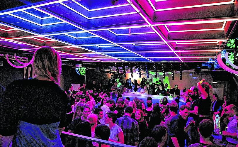 Beim Club Gecko in der sogenannten Feierbanane feiern junge Leute bis spät in die Nacht.
