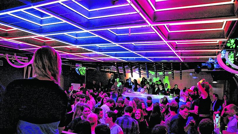 Beim Club Gecko in der sogenannten Feierbanane feiern junge Leute bis spät in die Nacht. Beim Club Gecko in der sogenannten Feierbanane feiern junge Leute bis spät in die Nacht.