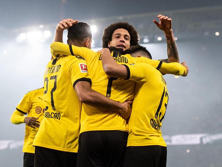 Die Dortmunder feiern den klaren Sieg gegen Eintracht Frankfurt.