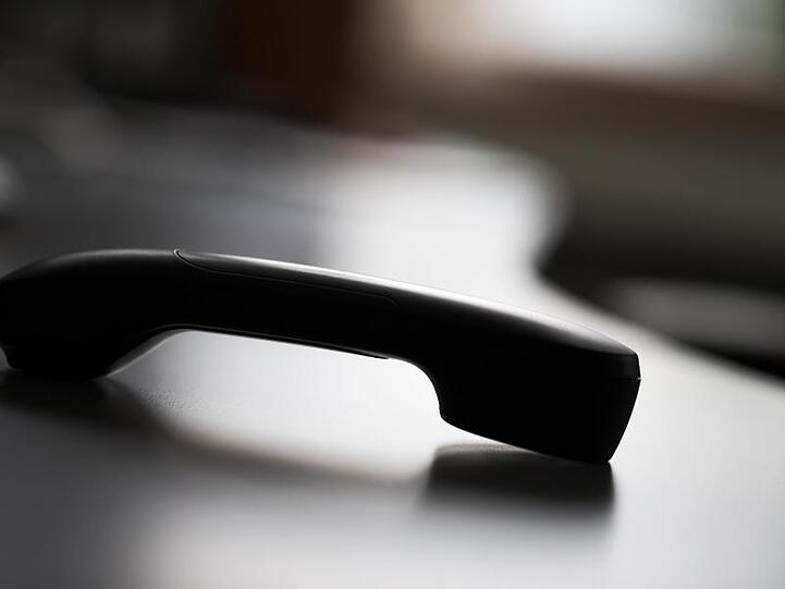 Ein abgelegter Telefonhörer. Foto: Rolf Vennenbernd/dpa/Archivbild