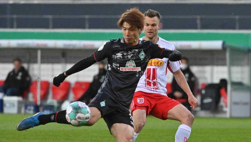 Bremens Yuya Osako (l) und Regensburgs Benedikt Saller in Aktion.