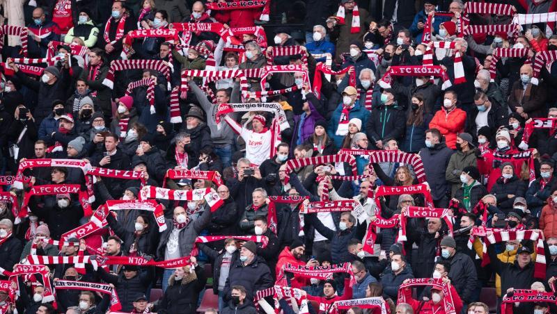 Beim Spiel des 1. FC Köln gegen Borussia Mönchengladbach waren 50.000 Zuschauer im Stadion.
