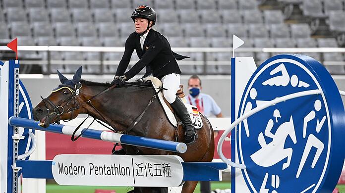 Das Pferd Saint Boy unter Annika Schleu verweigert den Sprung.