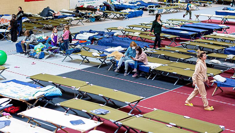 Geflüchtete aus der Ukraine sitzen in einer Flüchtlingsunterkunft im Landkreis Peine.
