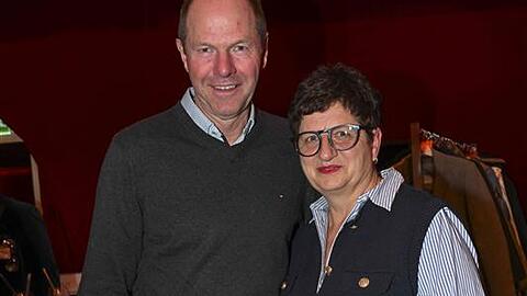 Während Sohn Thomas Tausende Kilometer entfernt in Kanada ist, kommen die Eltern des Ex-Bayern-Stars Gerhard und Klaudia Müller zur Premiere des neuen "Hullis"-Spiegelzelt.