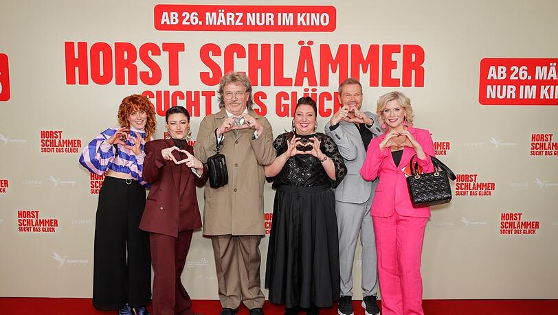 Schauspielerinnen. Kerkeling und Regisseur: (v.l.n.r.) Laura Thomas, Tahnee, Hape Kerkeling als Horst Schl&auml;mmer, Meltem Kaptan, Regisseur Sven Unterwaldt und Eva Habermann bei der Filmpremiere.