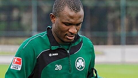 Kopfwäsche und 2500 Euro Strafe: Klar, dass Sorgen-Stürmer Kingsley Onuegbu im Moment ziemlich bedröppelt dreinschaut.