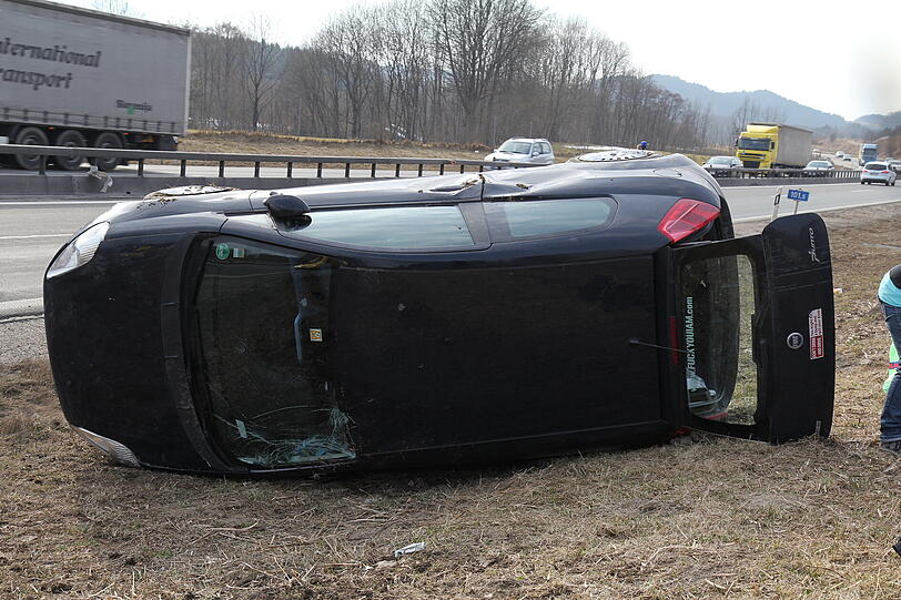 Schlimmer Unfall auf der A8 bei Siegsdorf: Drei Frauen haben sich mit ihrem Auto überschlagen.