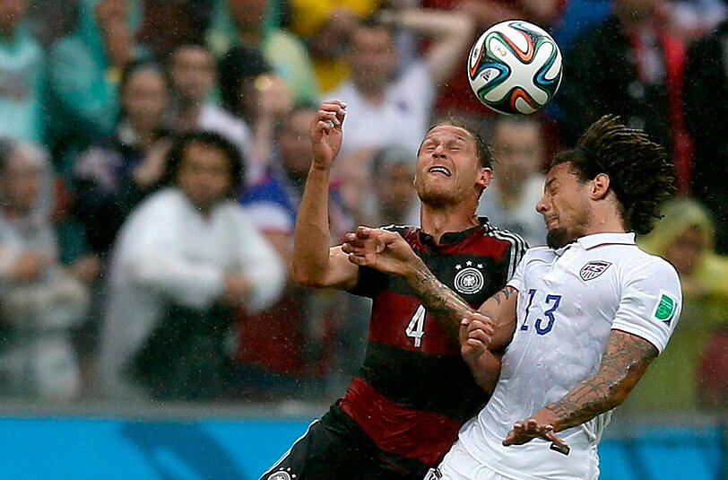 Benedikt Höwedes: Note 4,5.  Ständiger Unsicherheitsfaktor in der Viererkette. Nach seiner frühen Gelben Karte in der 11. Minute wirkte der Schalke gehemmmt und fahrig in seinen Aktionen.