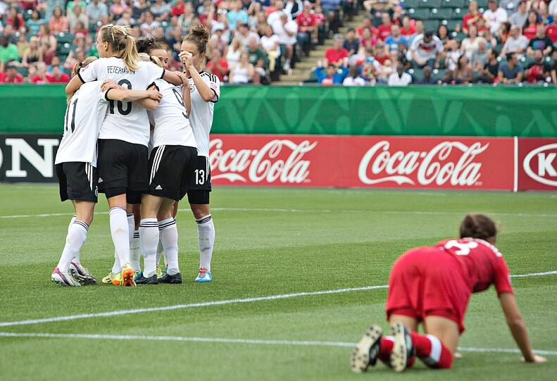 Die Deutsche U20 feiert den ersten Treffer beim 2:0-Erfolg gegen Gastgeber Kanada.