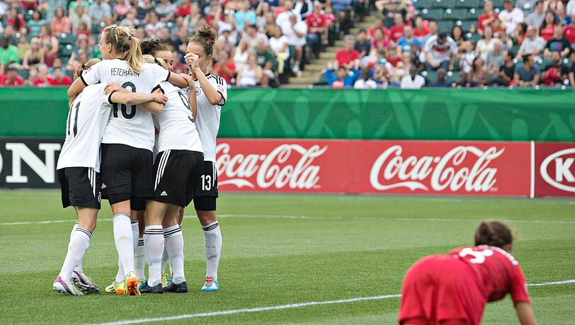 Die Deutsche U20 feiert den ersten Treffer beim 2:0-Erfolg gegen Gastgeber Kanada. Die Deutsche U20 feiert den ersten Treffer beim 2:0-Erfolg gegen Gastgeber Kanada.