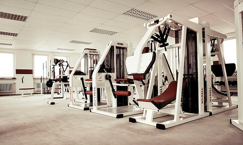 Im Fitness-Studio sollten Mitglieder auch während der Sommermonate wöchentlich trainieren.