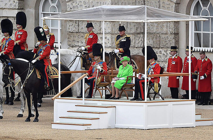 Mit einer farbenprächtigen Militärparade im Herzen Londons feiert Großbritannien den 90. Geburtstag von Königin Elizabeth II. Eine der Wachen verließen dabei die Kräfte - er kollabierte. Die Bilder...