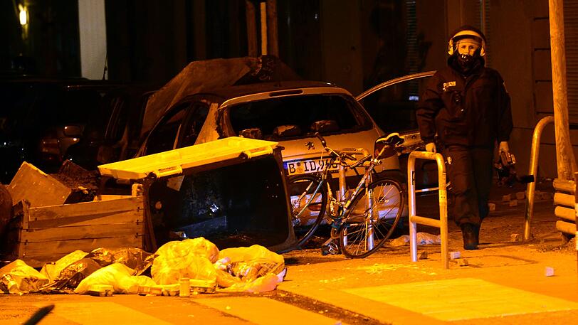 Dutzende Randalierer sind in der Nacht zum Samstag durch die Rigaer Straße in Berlin-Friedrichshain gezogen. Autos und ein Toilettenhäuschen gingen in Flammen auf.