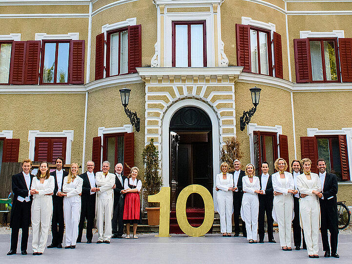 Das Ensemble von "Sturm der Liebe" (v.l.): N. Löffler, C. Balogh, K. Albrecht, M. Steinlein, D. Galuba, J. Lätsch, S. Schauer, A. Hagen, M. Seefried, D. Adam, I. Hübner, M. Kühl, M. Wiegmann, E. Altenkopf, B. Wentzek und F. Stadler