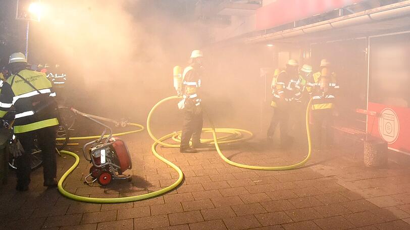Einsatzkräfte der Feuerwehr München löschen den Brand in einer Wäscherei.