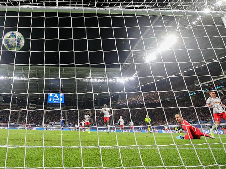 Leipzigs Torwart Peter Gulacsi kann das Tor durch Lyons Memphis Depay (r) nicht verhindern.