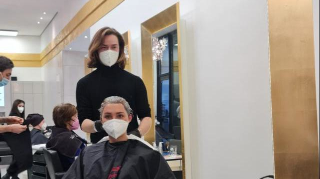 Kurz nach der Öffnung: Raphael Brecht mit Kundin Elena Levina.