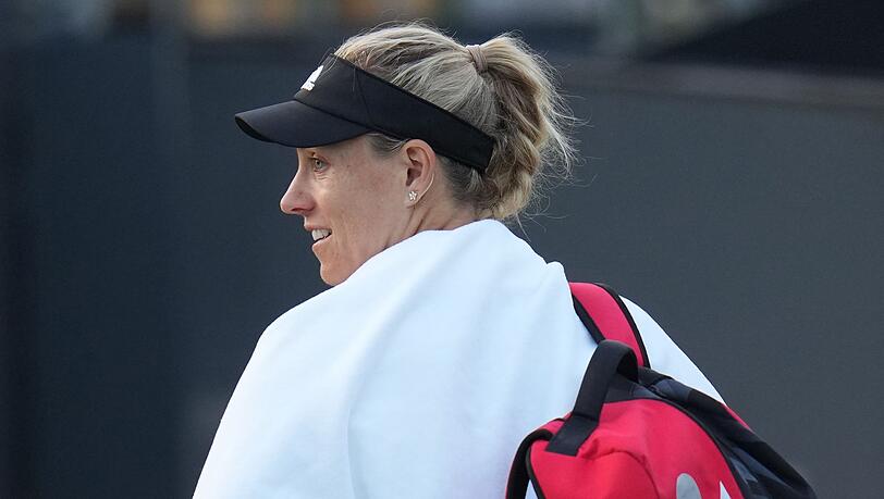 Angelique Kerber verlässt den Court. Das Match musste unterbrochen werden.