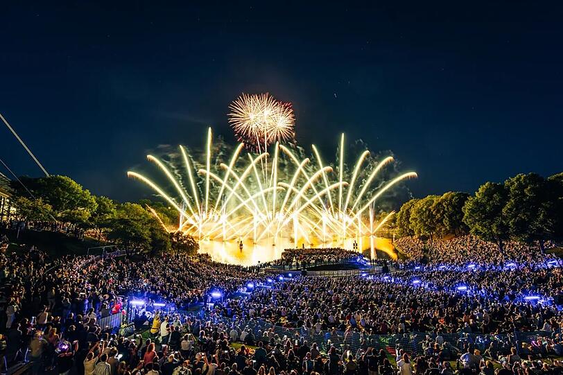 "A Sign of Life": Jubiläumsfeuerwerk erstmals mit Olympiaturm und Olympiastadion.