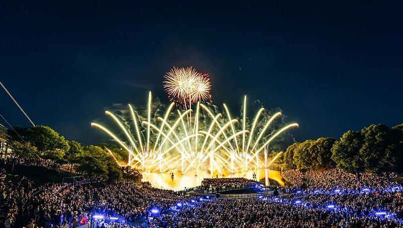 "A Sign of Life": Jubiläumsfeuerwerk erstmals mit Olympiaturm und Olympiastadion. "A Sign of Life": Jubiläumsfeuerwerk erstmals mit Olympiaturm und Olympiastadion.
