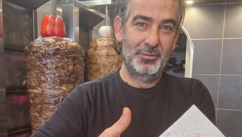 Marco Cakmak mit seiner Kreation, die zwei Esskulturen verbindet. Marco Cakmak mit seiner Kreation, die zwei Esskulturen verbindet.