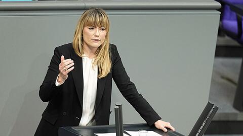 Die fluchtpolitische Sprecherin der Linksfraktion im Bundestag, Clara B&uuml;nger, findet, die Bundesregierung sei stark auf Abschiebungen fixiert. (Archivfoto)