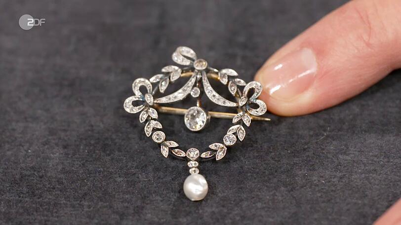 Eine Jugendstil-Brosche aus dem Familienbesitz datierte Heide Rezepa-Zabel auf 1900 bis 1910. Nach dem Wunschpreis von 1.000 Euro, sch&auml;tzte sie das Schmuckst&uuml;ck aus Platin und 585er Gold mit Diamanten und Naturperle auf 800 bis 1.000 Euro. Im H&auml;ndlerraum sicherte sich Sarah Schreiber die Brosche schlie&szlig;lich f&uuml;r 700 Euro.