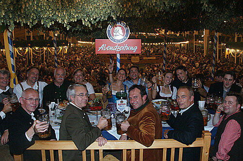 Die illustre Tafelrunde im Winzerer Fähndl beim AZ-Wiesn-Stammtisch (von links im Uhrzeigersinn): Michael Bartholl (Paulaner), Volksmusikant Michael Hartl, Frank Müller, Peter und Eva Gauweiler, Kathrin Hitzer, Michael Greis, Christine Theiss, Matthias Kerber, Jan Chaberny, Annette Roeckl, Gunnar Jans, Rainer Beeck, AZ-Chefredakteur Arno Makowsky, Wilhelm Schmidbauer, Winfried Blume-Beyerle. Fotos: Daniel von Loeper (2), Martha Schlüter