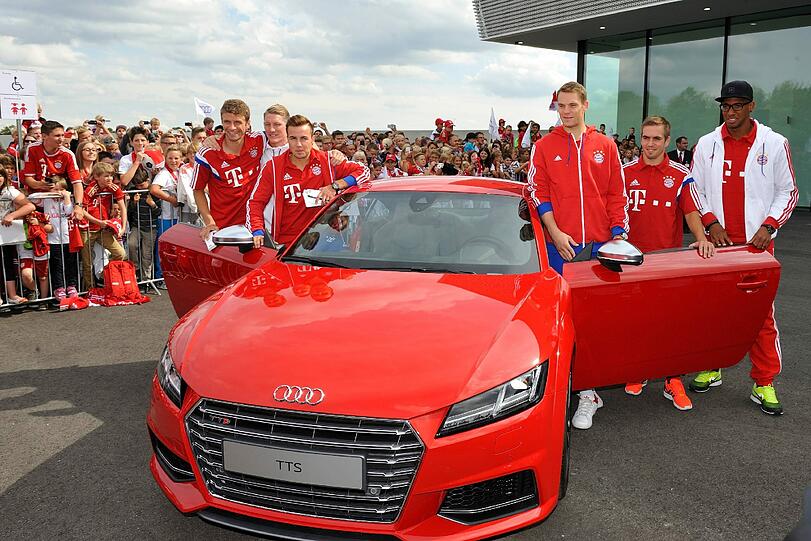 Die Bayern-Stars mit ihren neuen Dienstwagen.