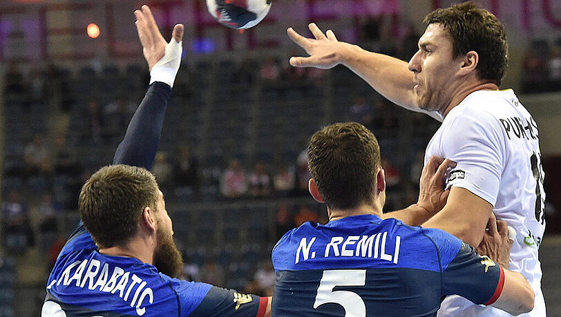 Weißrusslands Angreifer Barys Pukhouski (rechts) beißt sich an der französischen Abwehr mit Luka Karabatic (links) und Nedim Remili die Zähne aus. Weißrusslands Angreifer Barys Pukhouski (rechts) beißt sich an der französischen Abwehr mit Luka Karabatic (links) und Nedim Remili die Zähne aus.