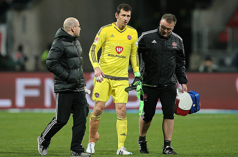 Der Nürnberger Torwart Raphael Schäfer (Mitte) verlässt im Spiel gegen Kaiserslautern verletzt den Platz.