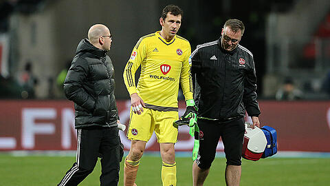 Der Nürnberger Torwart Raphael Schäfer (Mitte) verlässt im Spiel gegen Kaiserslautern verletzt den Platz.