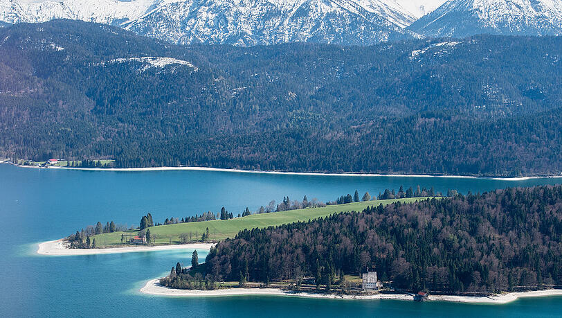 Die Kirche St. Margaret auf der Halbinsel Zwergern im Walchensee ist am Walchensee vor den schneebedeckten Alpen im Naturpark Karwendel zu sehen. Am 22.06.2017 befasst sich der Umweltausschuss des bayerischen Landtags mit dem Alpenplan. Die Kirche St. Margaret auf der Halbinsel Zwergern im Walchensee ist am Walchensee vor den schneebedeckten Alpen im Naturpark Karwendel zu sehen. Am 22.06.2017 befasst sich der Umweltausschuss des bayerischen Landtags mit dem Alpenplan.