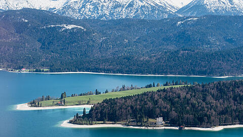 Die Kirche St. Margaret auf der Halbinsel Zwergern im Walchensee ist am Walchensee vor den schneebedeckten Alpen im Naturpark Karwendel zu sehen. Am 22.06.2017 befasst sich der Umweltausschuss des bayerischen Landtags mit dem Alpenplan.
