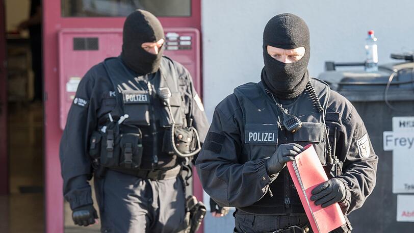Hessen, Maintal: Vermummte Beamte der Bundespolizei während einer Razzia in einem Bordell.
