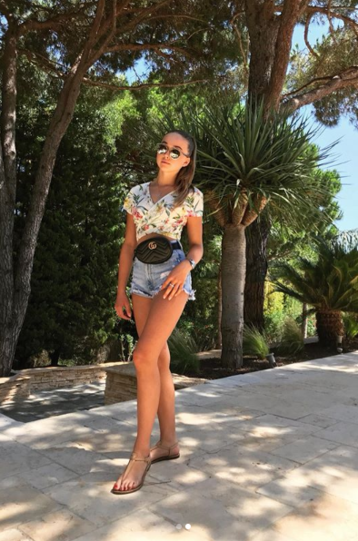 Auf einem Foto aus St. Tropez zeigt sich die 15-Jährige selbstbewusst vor der Kamera.