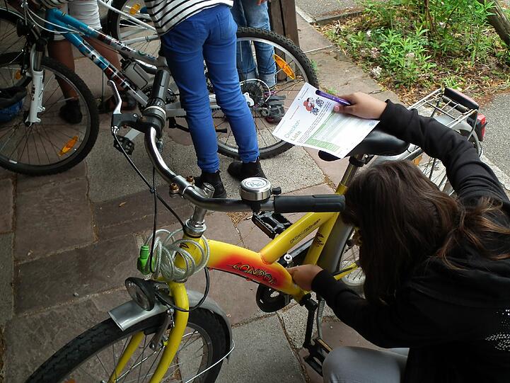 Ganz genau werden die Radl von den Schülern gecheckt.