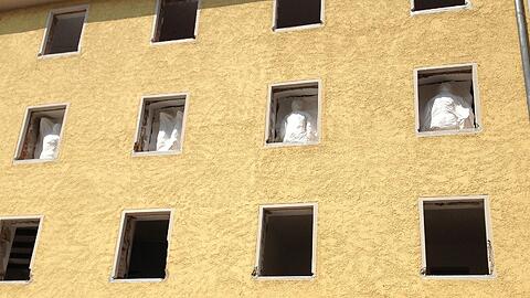 Was hat es mit den mysteriösen Gipsfiguren an den Fenstern nur auf sich?