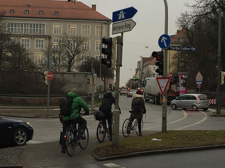 ... also in Richtung Silberhornstraße führt ein schmaler Radweg, eine kleine Ampel mit dem Radzeichen zeigt in diese Richtung grünes Licht.