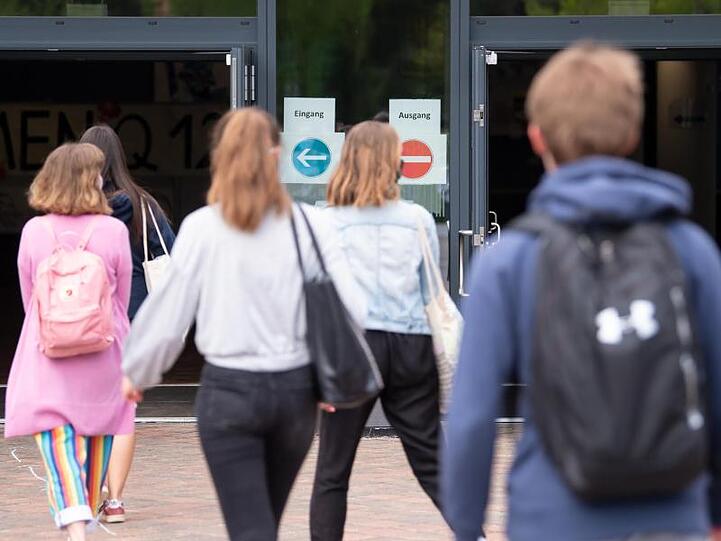 Schüler und Schülerinnen sollen tage- oder wochenweise die Schule besuchen können.