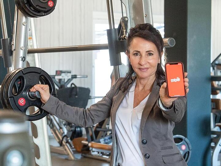 Renate Holland steht in ihrem Fitnessstudio. Foto: Lino Mirgeler/dpa/Archivbild