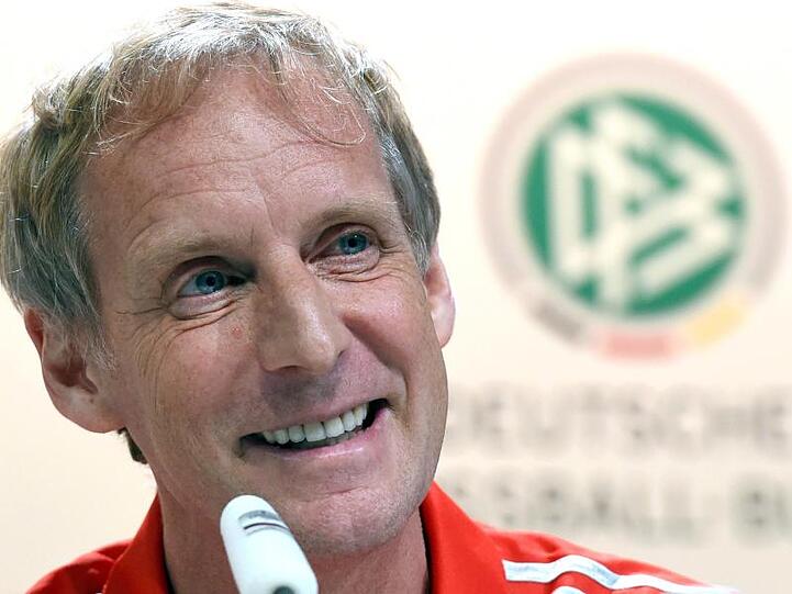 Der Sportpsychologe Hans-Dieter Hermann arbeitet seit vielen Jahren beim DFB mit dem Nationalteam von Bundestrainer Joachim Löw.