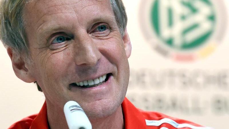 Der Sportpsychologe Hans-Dieter Hermann arbeitet seit vielen Jahren beim DFB mit dem Nationalteam von Bundestrainer Joachim Löw. Der Sportpsychologe Hans-Dieter Hermann arbeitet seit vielen Jahren beim DFB mit dem Nationalteam von Bundestrainer Joachim Löw.