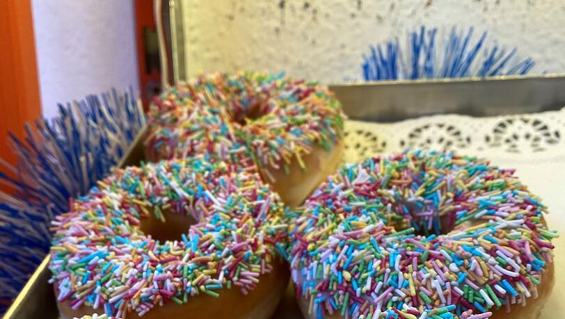 Rund 40 verschiedene Donut-Sorten gibt es täglich bei Donuts&Candies.