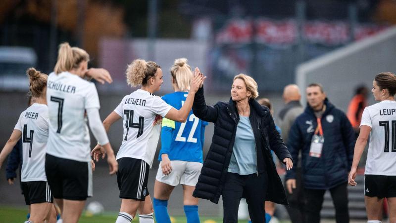 Zufriedene Bundestrainerin: Martina Voss-Tecklenburg (M) feiert mit ihren Spielerinnen den Sieg gegen Israel.