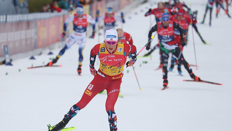 Johannes Hoesflot Klaebo aus Norwegen läuft ins Ziel.