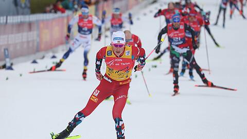 Johannes Hoesflot Klaebo aus Norwegen läuft ins Ziel.
