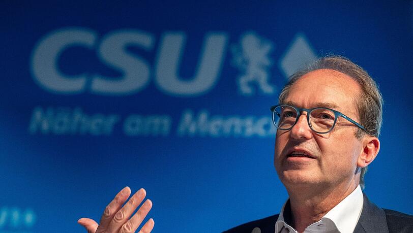 Alexander Dobrindt, Vorsitzender der CSU im Bundestag, spricht nach der CSU-Vorstandssitzung auf einer Pressekonferenz.